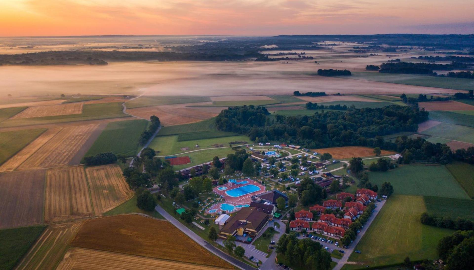 Terme Banovci - Mobilne Hiske Med Brajdami Hotel ภายนอก รูปภาพ