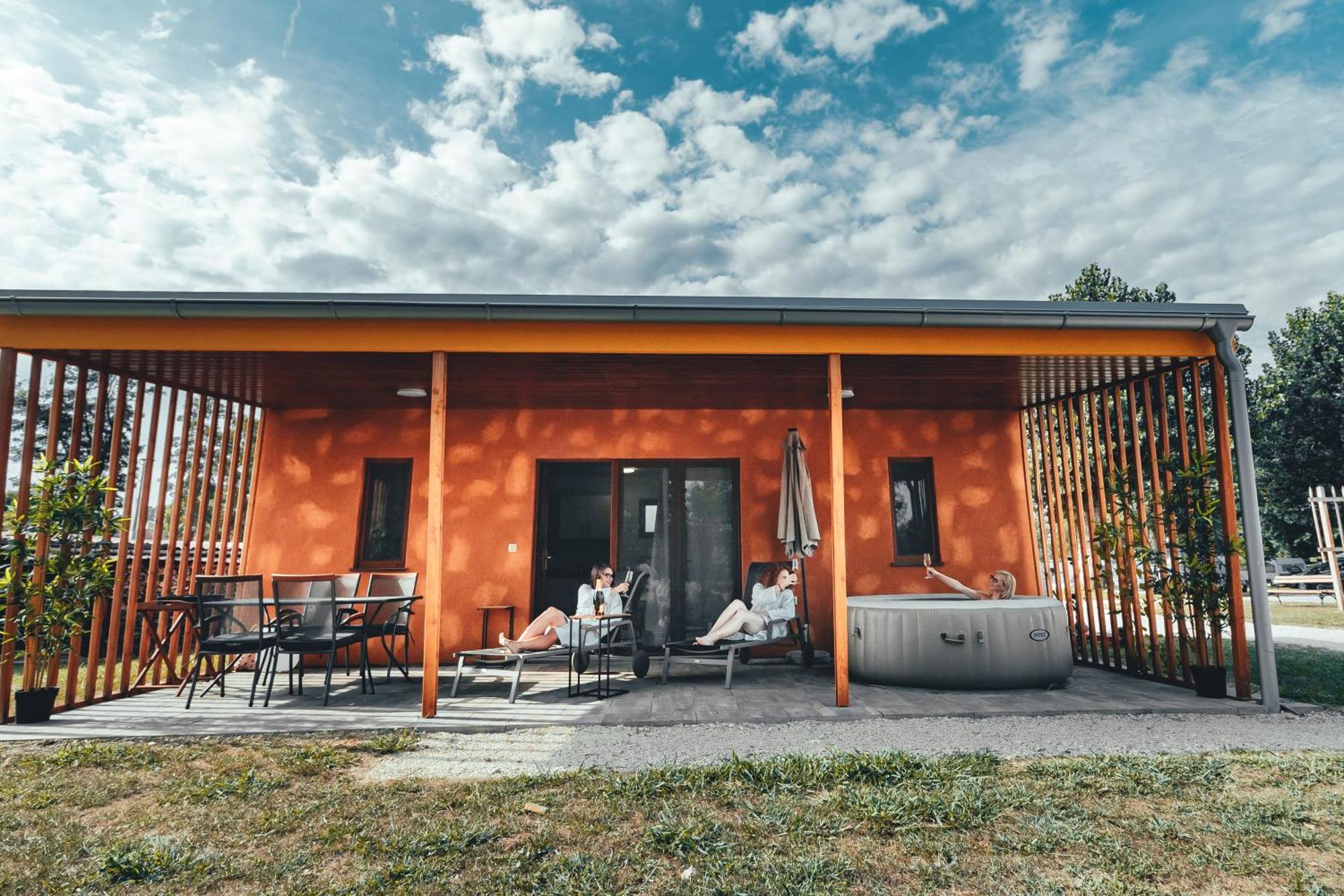 Terme Banovci - Mobilne Hiske Med Brajdami Hotel ภายนอก รูปภาพ