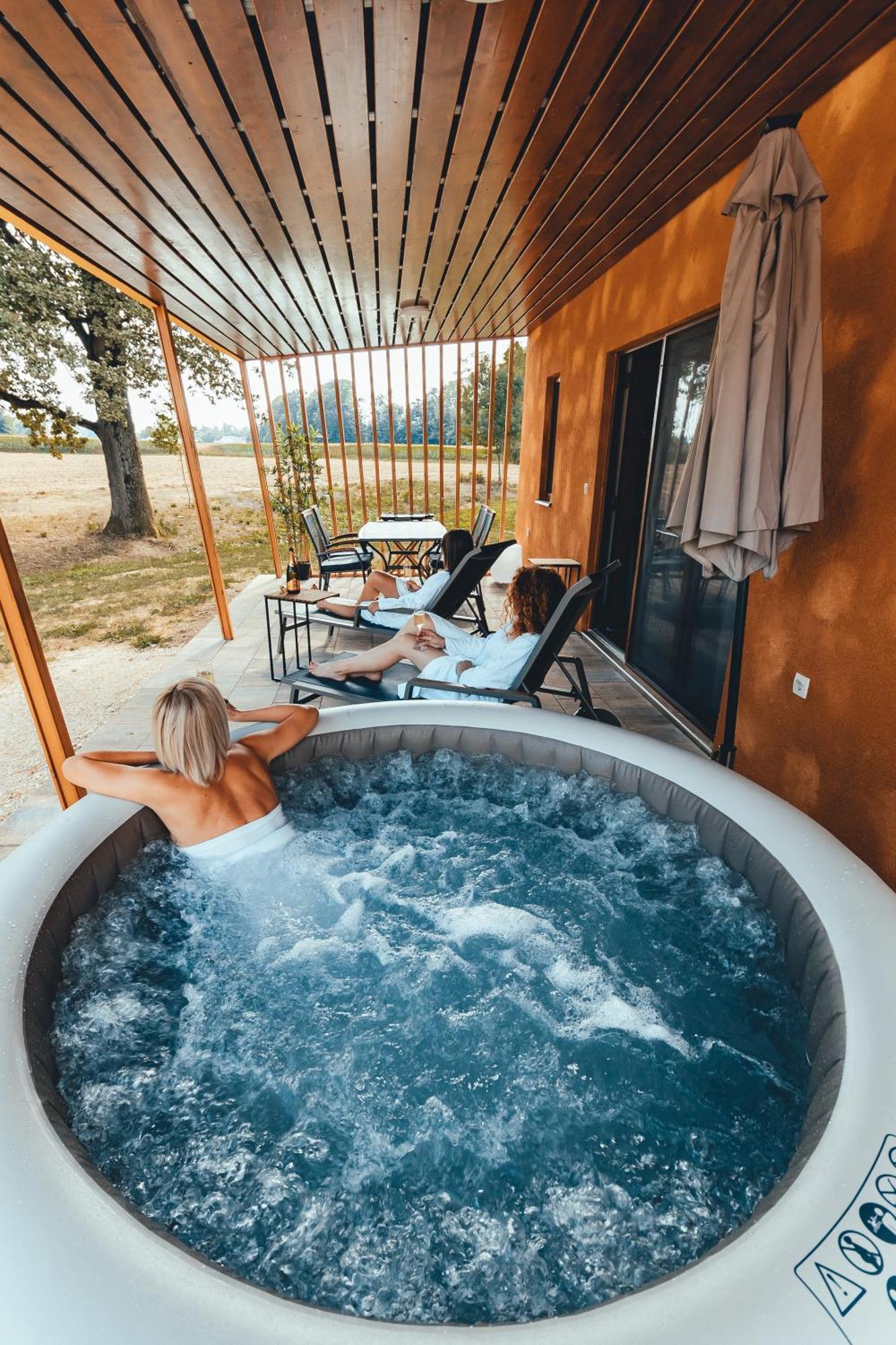 Terme Banovci - Mobilne Hiske Med Brajdami Hotel ภายนอก รูปภาพ