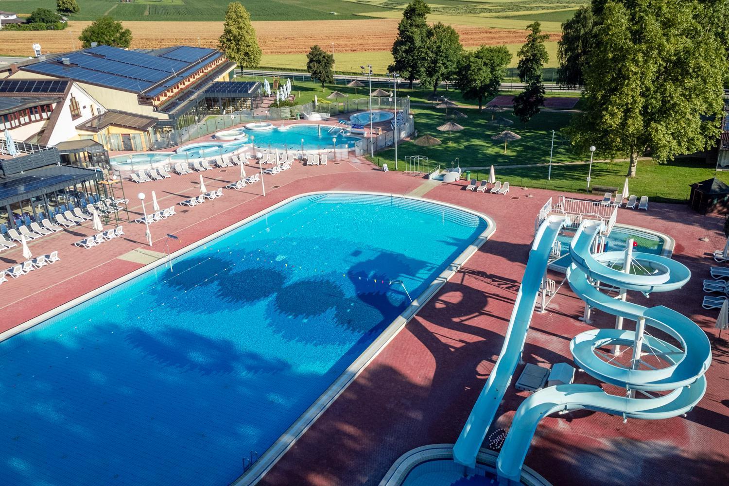Terme Banovci - Mobilne Hiske Med Brajdami Hotel ภายนอก รูปภาพ